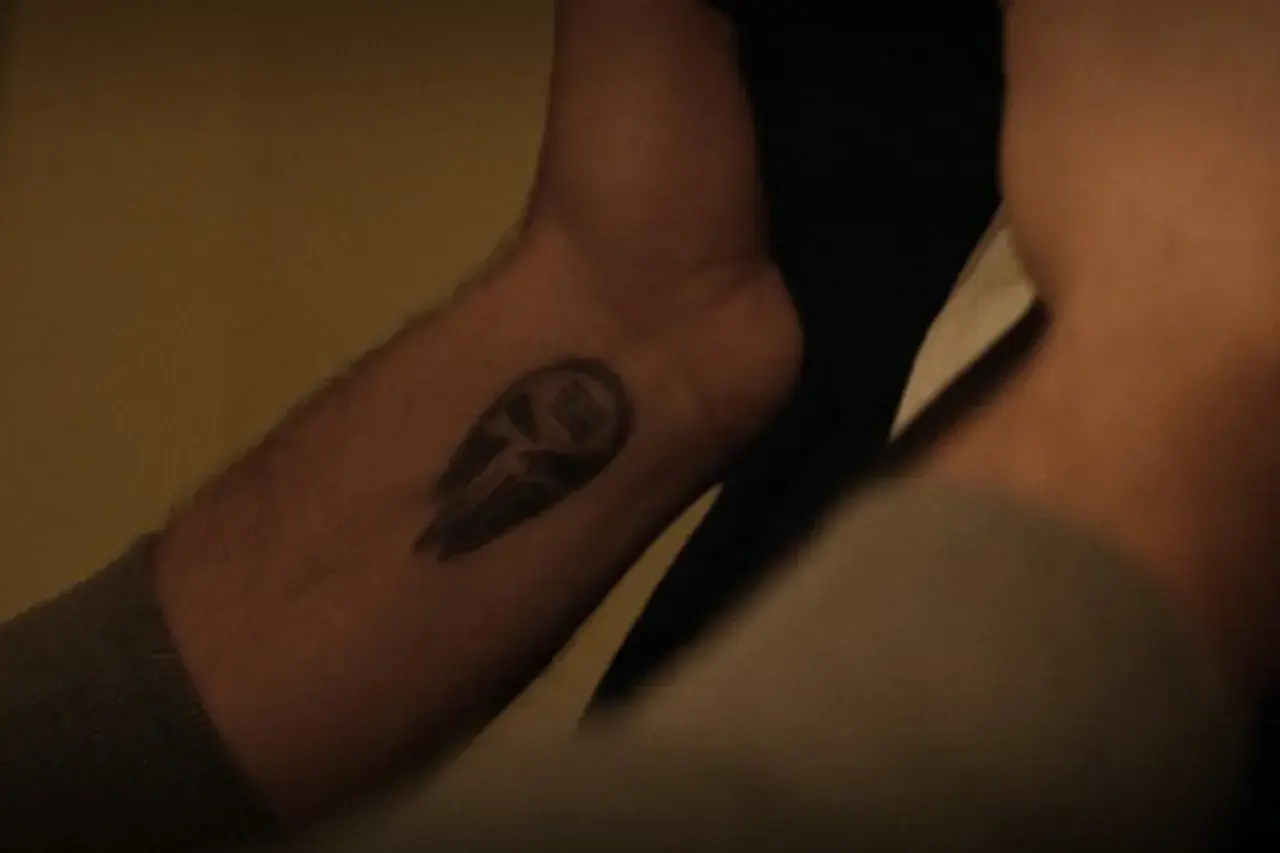 Tatouage du crâne du Punisher sur un avant-bras. Ce symbole, le punisher signification, représente la justice implacable.