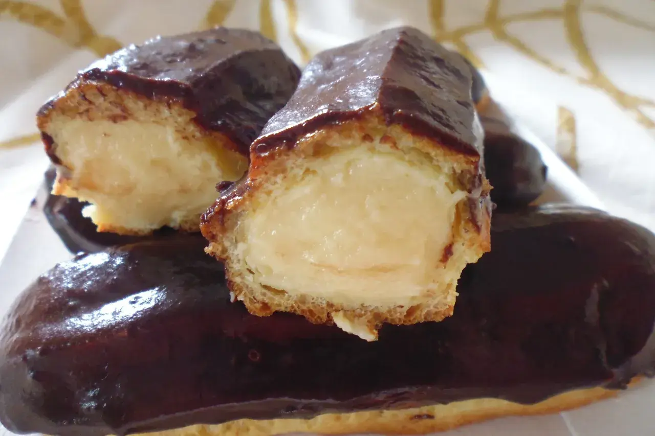 Un delizioso eclair dolce, con la sua glassa al cioccolato lucida e un ripieno cremoso.