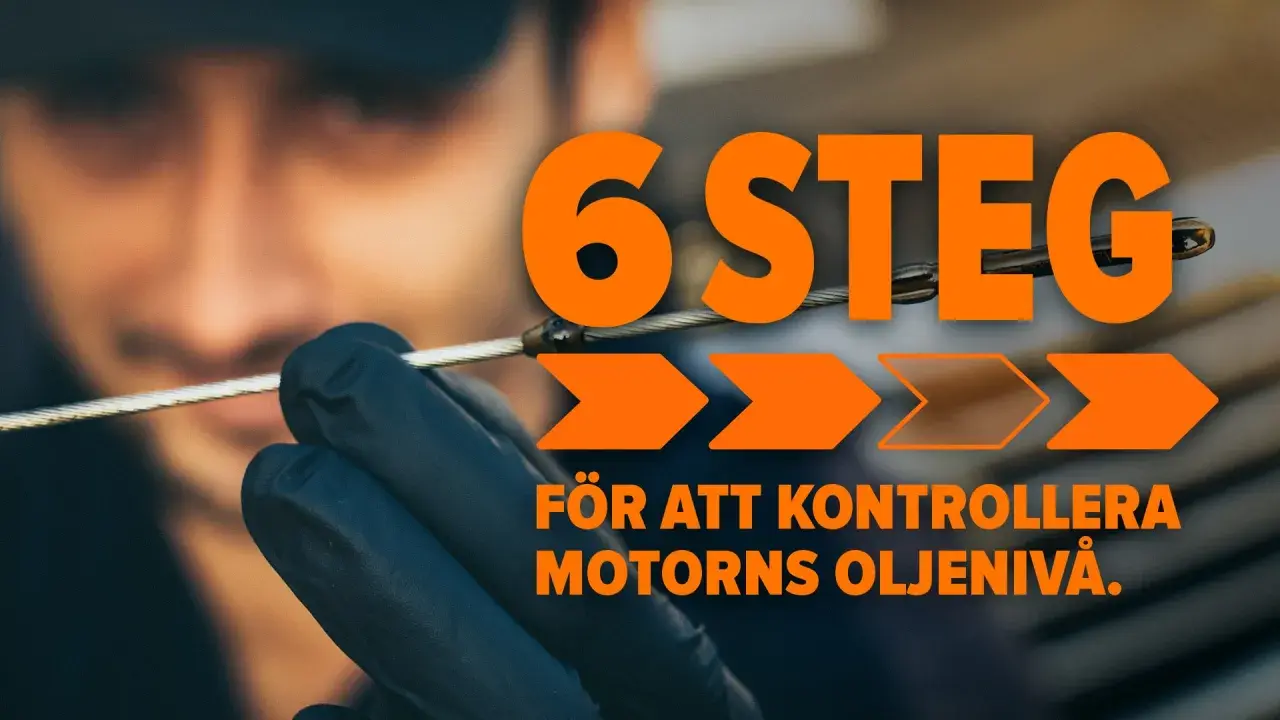 6 steg för att kolla olja bil. En person med handskar drar upp oljestickan.