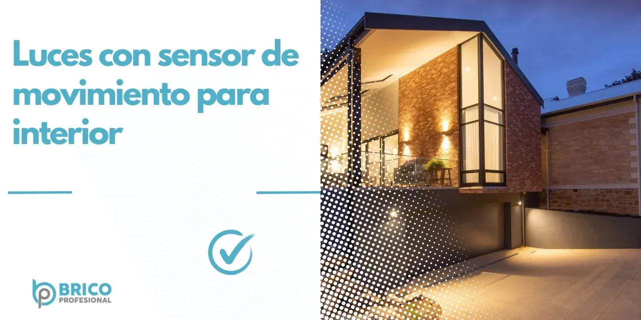 Modern house exterior at dusk, with lights on. A text overlay reads "Luces con sensor de movimiento para interior".