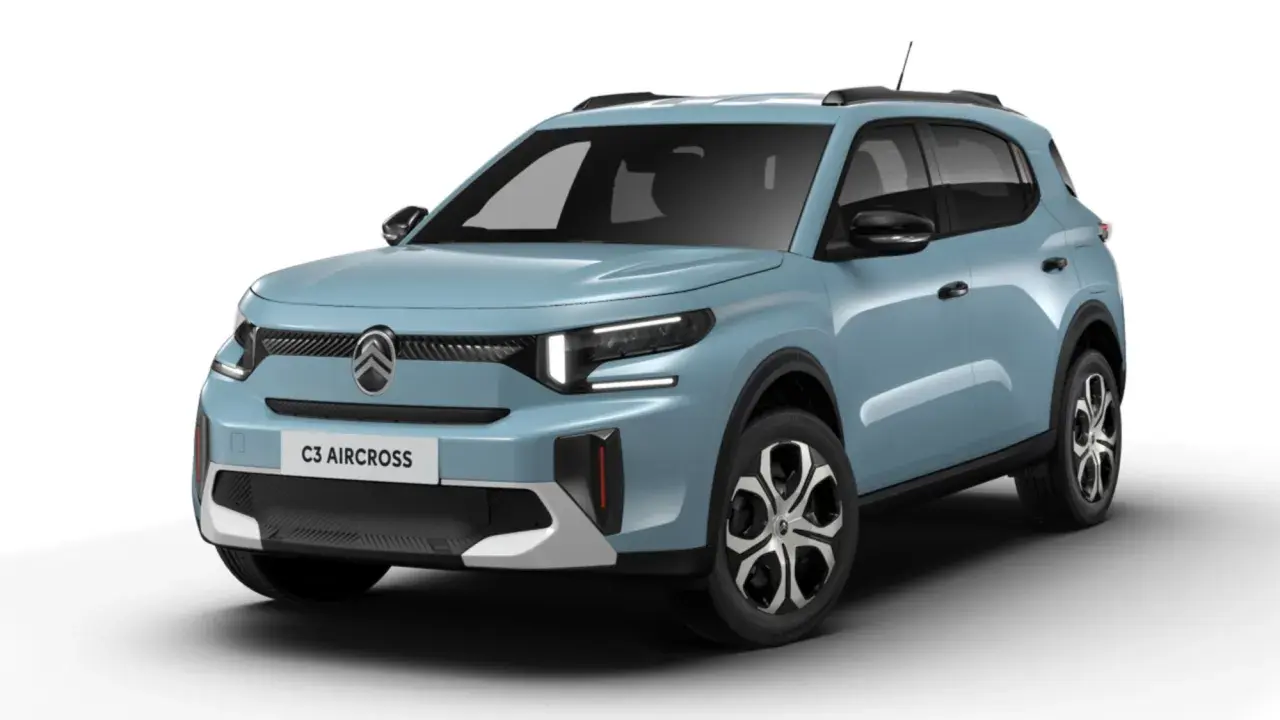 En ljusblå Citroën C3 Aircross, redo för ett citroën c3 aircross test. Den har en modern front med distinkta LED-lampor och ett stort luftintag.