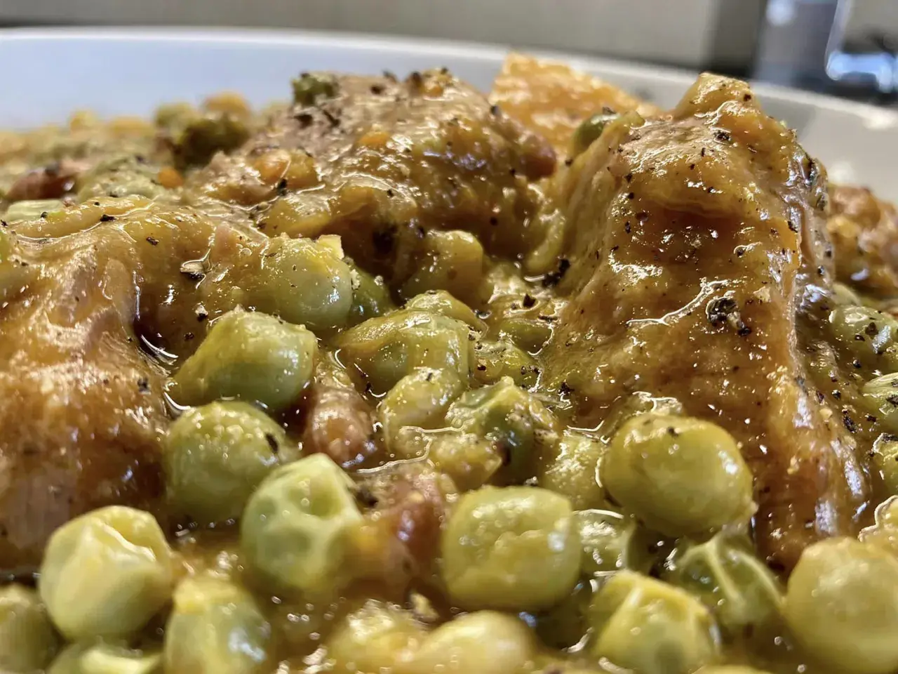 Un primo piatto gustoso: seppie con piselli, cotte lentamente in un sugo saporito e profumato.