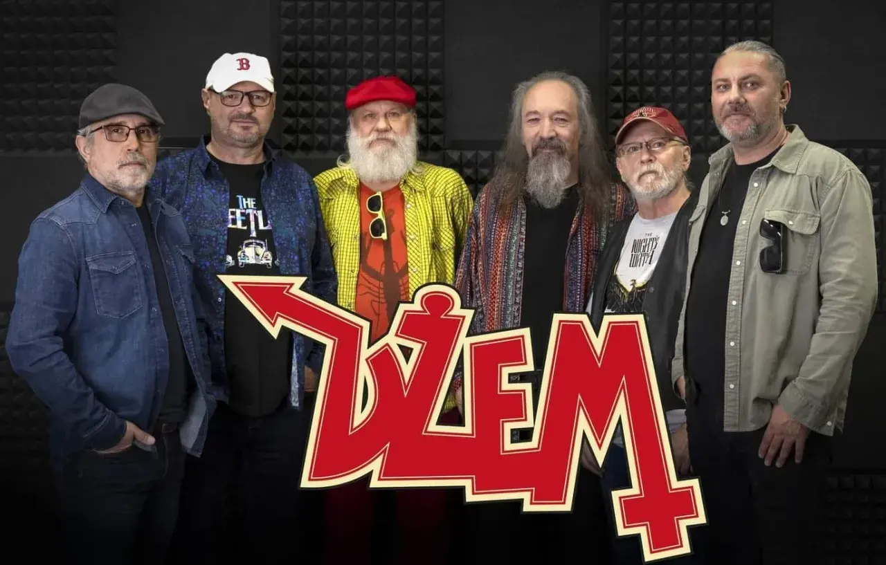 Sześciu mężczyzn, skład zespołu Dżem, pozuje do zdjęcia. W tle czerwone logo zespołu.
