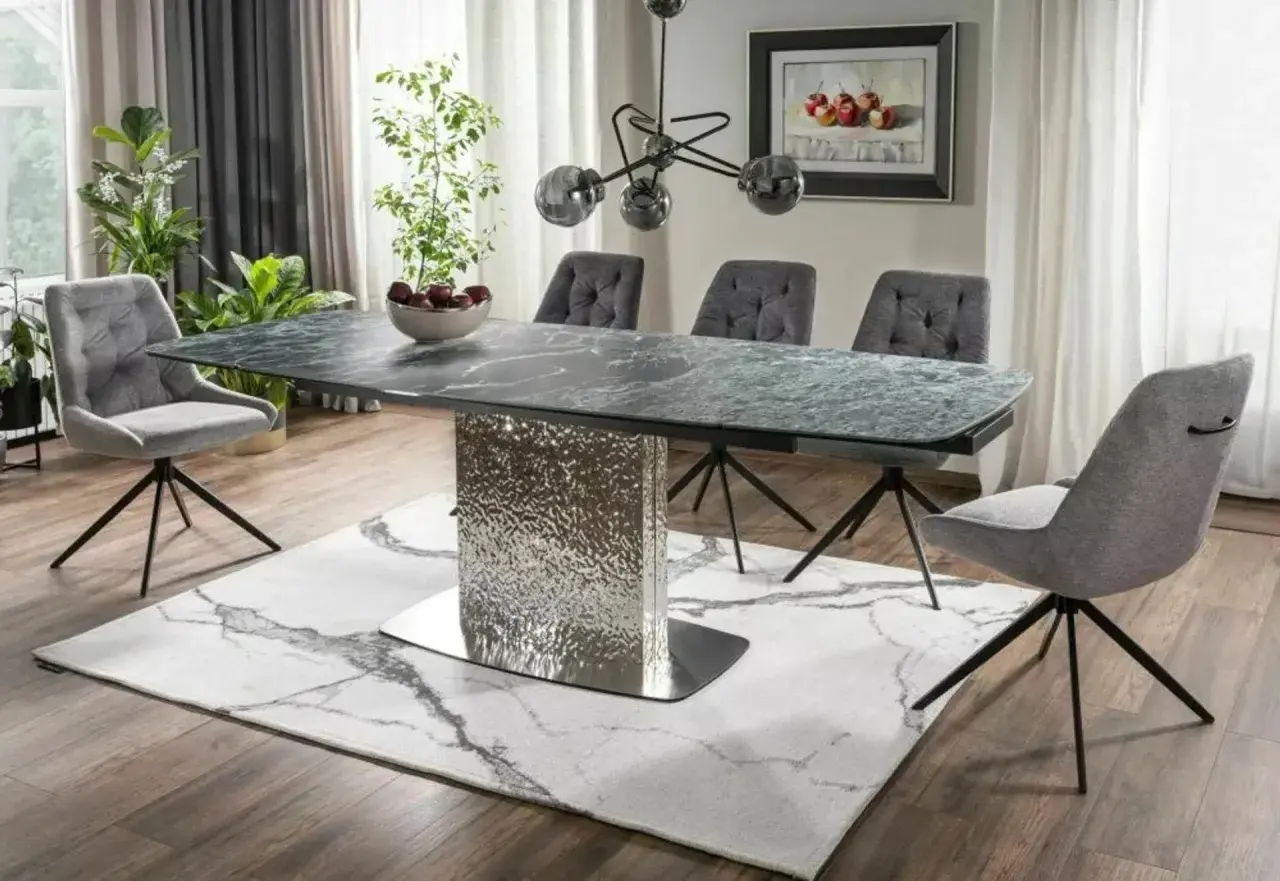 Elegancka jadalnia w stylu glamour: marmurowy stół, pikowane krzesła i błyszcząca podstawa stołu tworzą luksusową atmosferę.