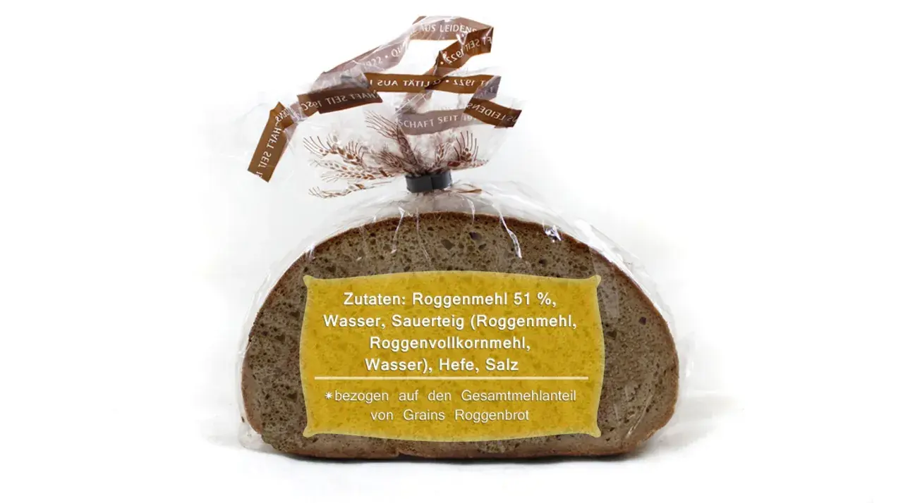 Ein Laib Roggenbrot, verpackt, mit Zutatenliste. Dieses Roggenbrot ist gesund und besteht aus Roggenmehl, Wasser, Sauerteig, Hefe und Salz.