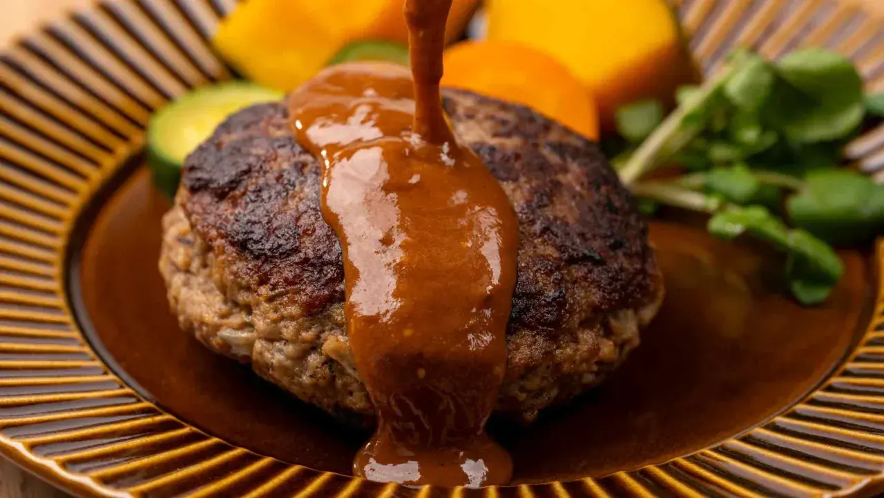 Filetes rusos jugosos con salsa, inspirados en la receta de Arguiñano. Acompañados de verduras frescas y calabaza.