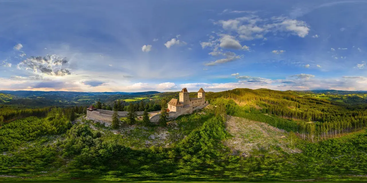 Burg Kašperk thront majestätisch auf einem Hügel in den Kasperske Hory. Umgeben von dichten Wäldern und sanften Hügeln, bietet die Burg einen atemberaubenden Ausblick.