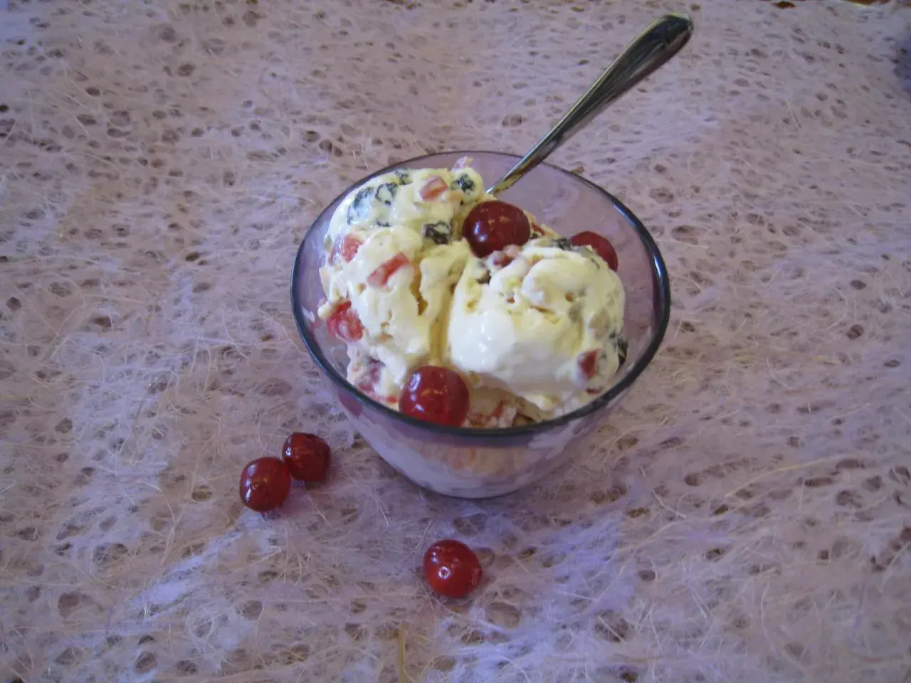 En skål med krämig glass, toppad med körsbär och bitar av frukt. En perfekt cassata glass för en varm dag.