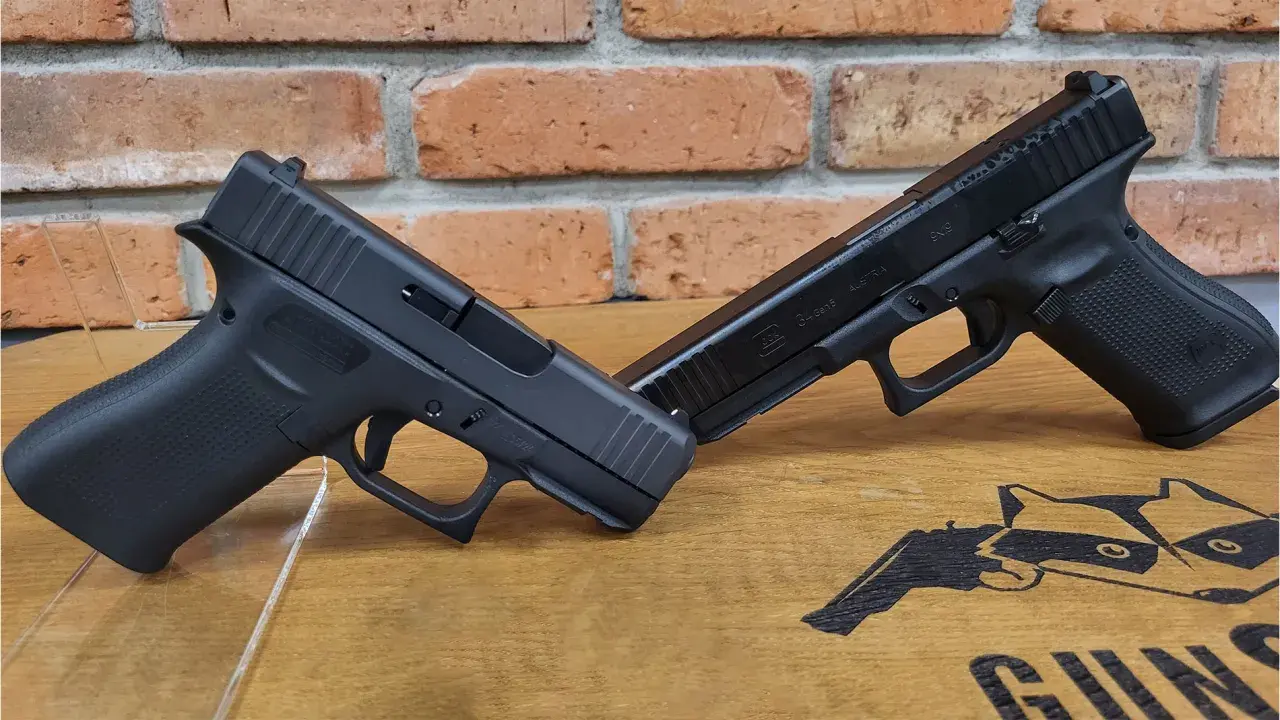 Dwa pistolety Glock, jeden na drugim, na drewnianym blacie z ceglanym tłem. Jeden z nich to pistolet czarnoprochowy Glock.