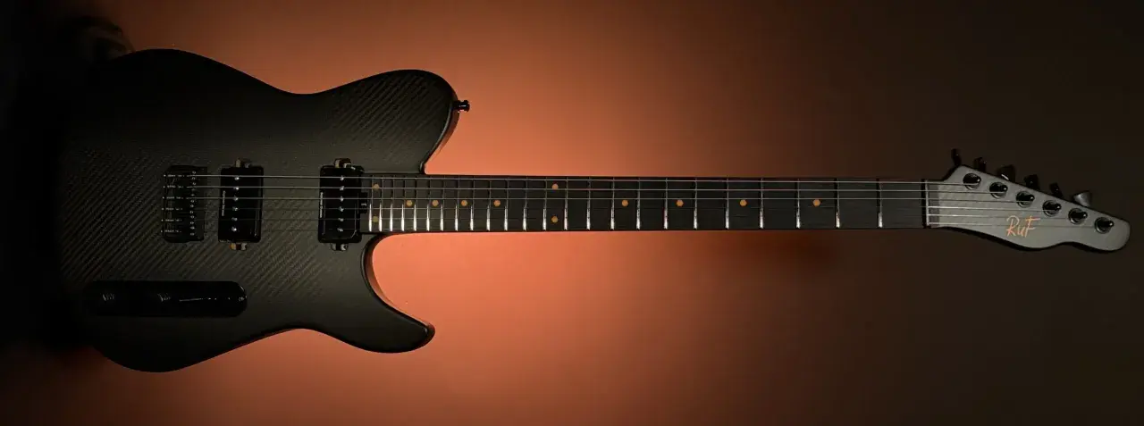 Czarna gitara elektryczna z włókna węglowego z logo Ruf Guitars.