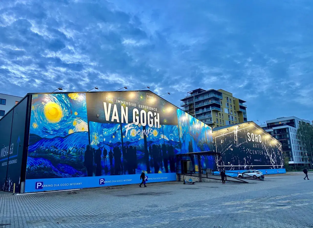 SOHO ART CENTER zaprasza na immersyjne doświadczenie Van Gogha. Gwiaździsta noc zdobi fasadę budynku.