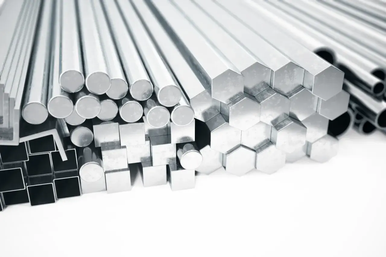Różnorodne stopy aluminium: okrągłe, kwadratowe, sześciokątne pręty i rury, gotowe do produkcji.