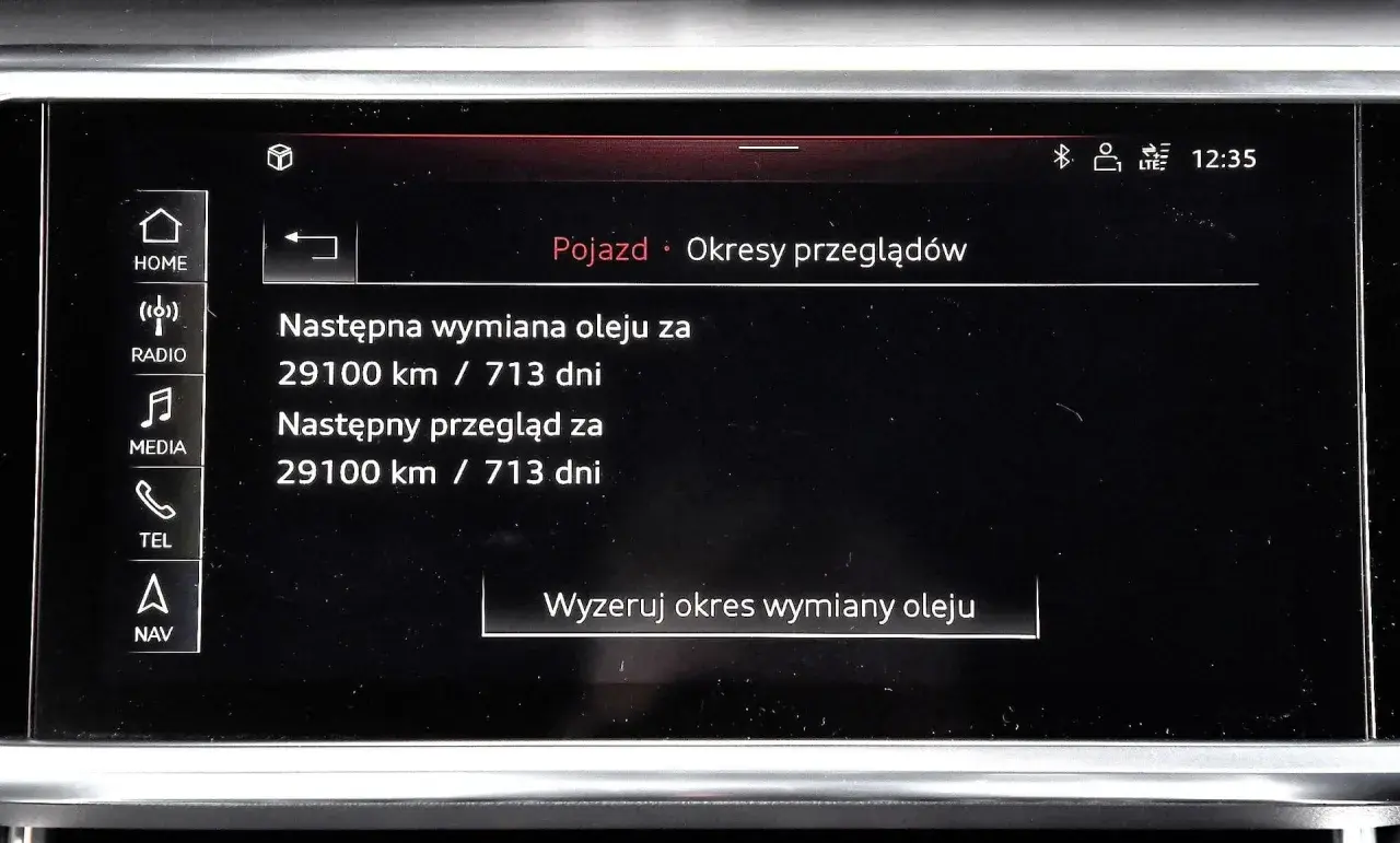Wyświetlacz samochodu pokazuje, co ile wymieniac olej w aucie benzyna: za 29100 km lub 713 dni.