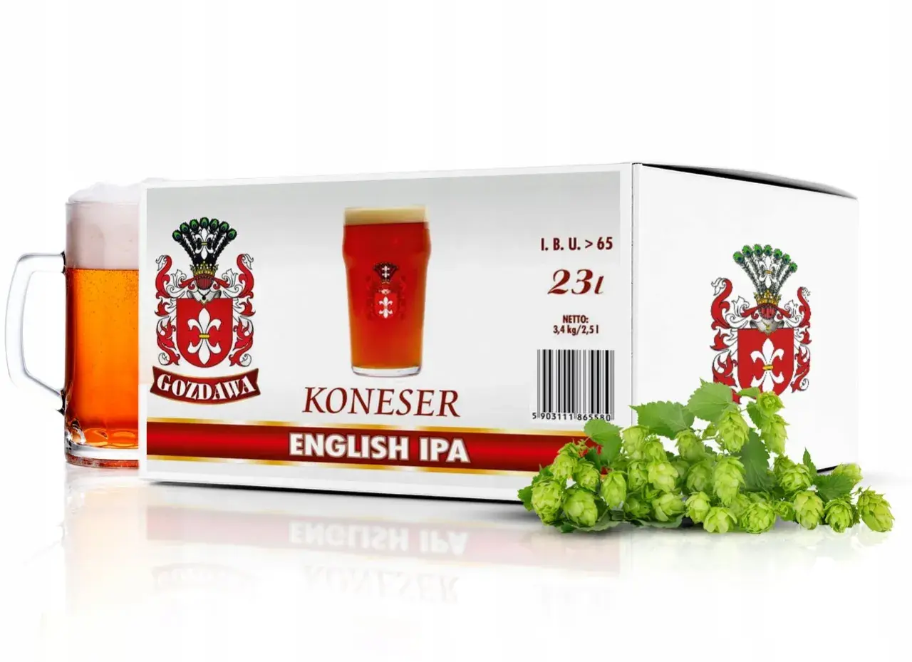 Pudełko z brewkit IPA "Koneser" Gozdawa, obok kufel piwa i szyszki chmielu.
