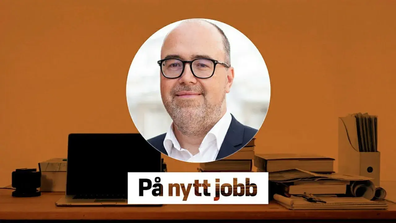 Fredrik Rosengren med glasögon, redo för ett nytt jobb. En laptop och böcker på skrivbordet.