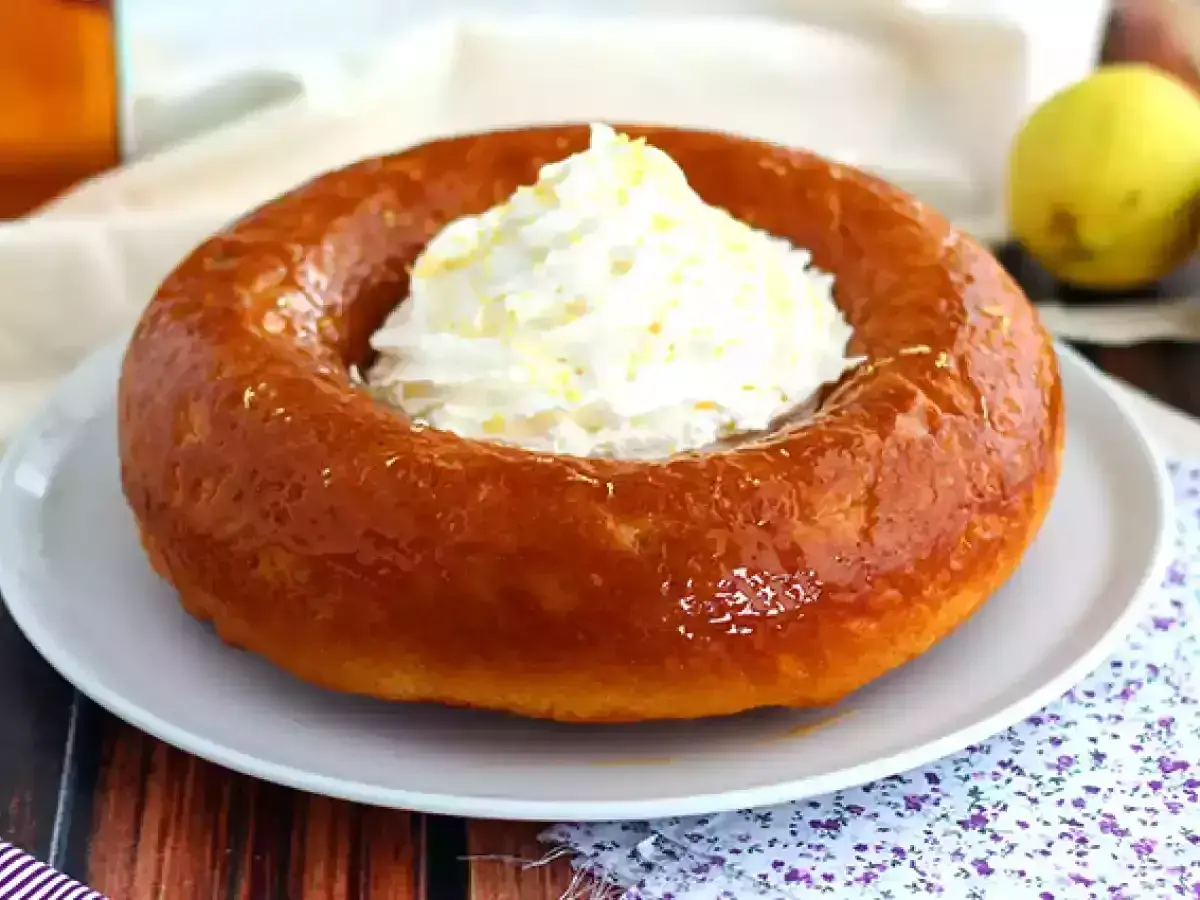 Babà soffice e dorato, pronto per essere gustato. Una ricetta perfetta per un dolce al cucchiaio.