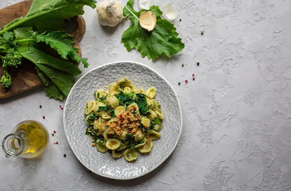 Orecchiette z zielonymi warzywami i okruszkami. Prosty orecchiette przepis na pyszny obiad.