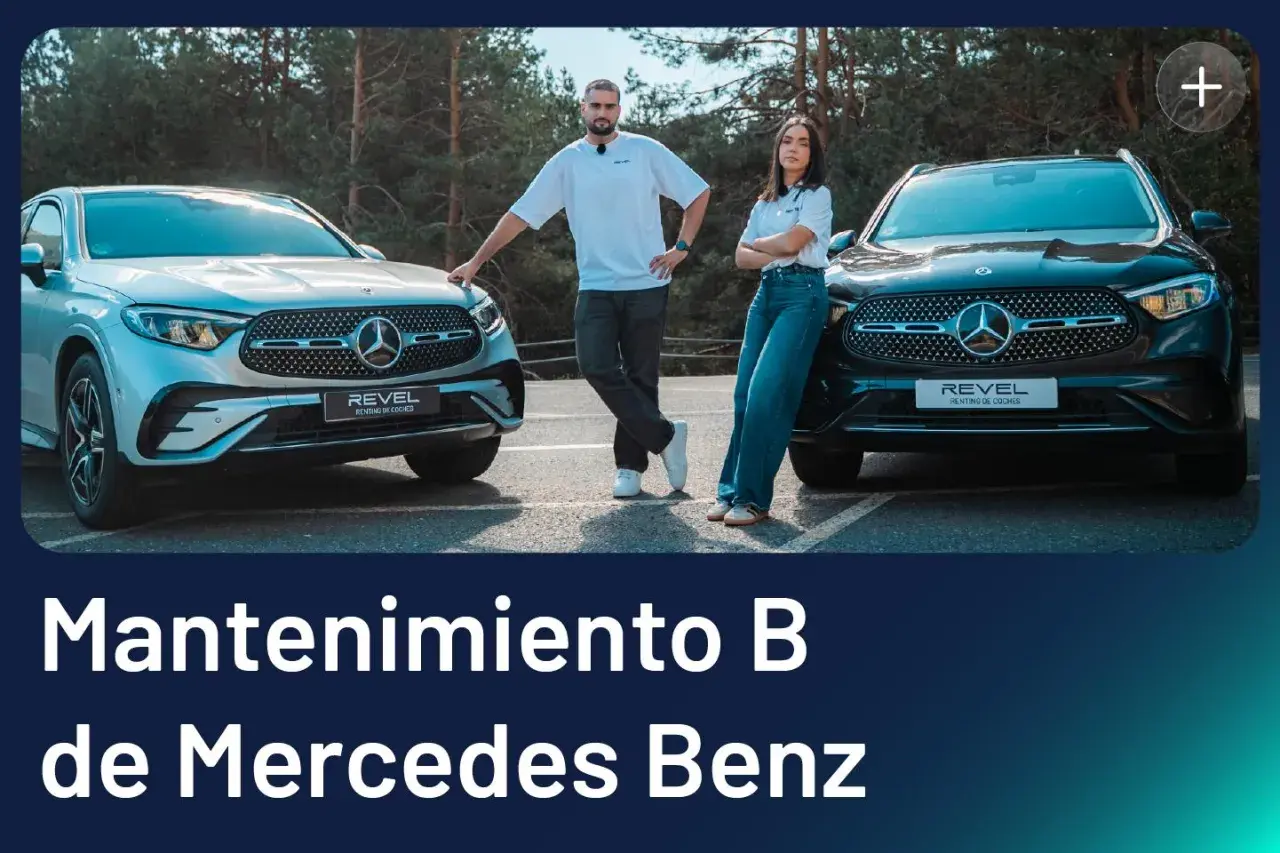 Dos personas posan junto a dos Mercedes Benz plateado y negro. El texto indica "Mantenimiento B de Mercedes Benz".