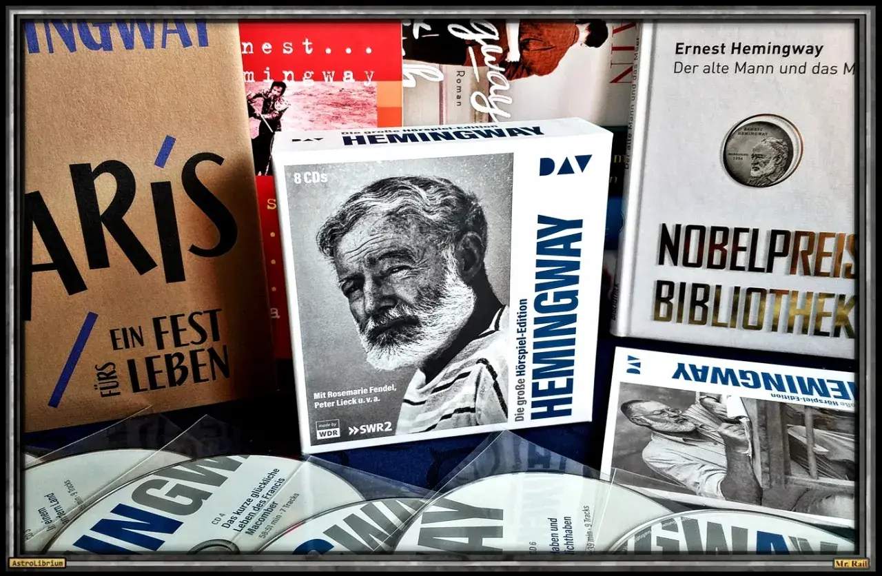 Ernest Hemingway, sein Werk und seine Ehepartnerin sind hier in einer Sammlung von Büchern und Hörspielen zu sehen.