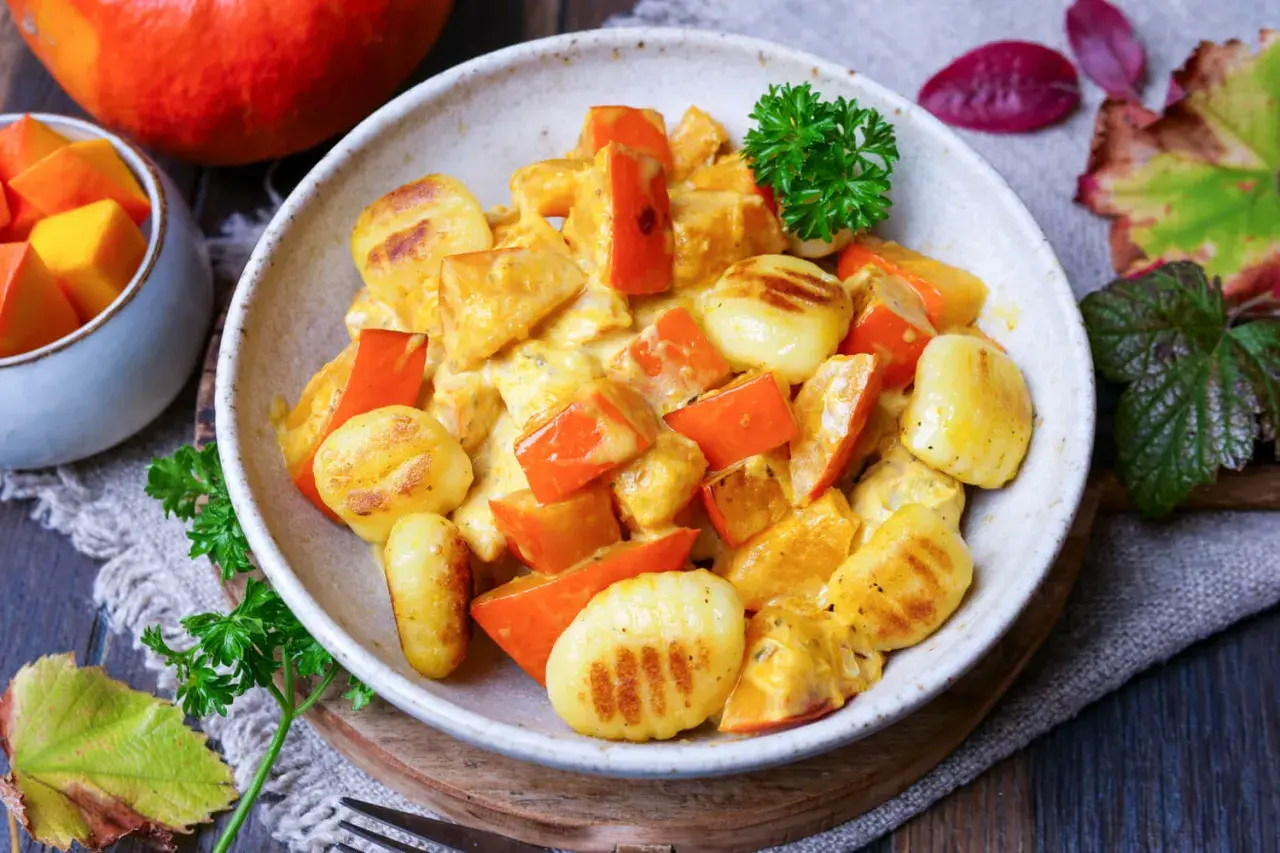 Herzhafte Gnocchi Pfanne mit Kürbis in cremiger Sauce, garniert mit Petersilie. Ein herbstliches Gericht, das wärmt.