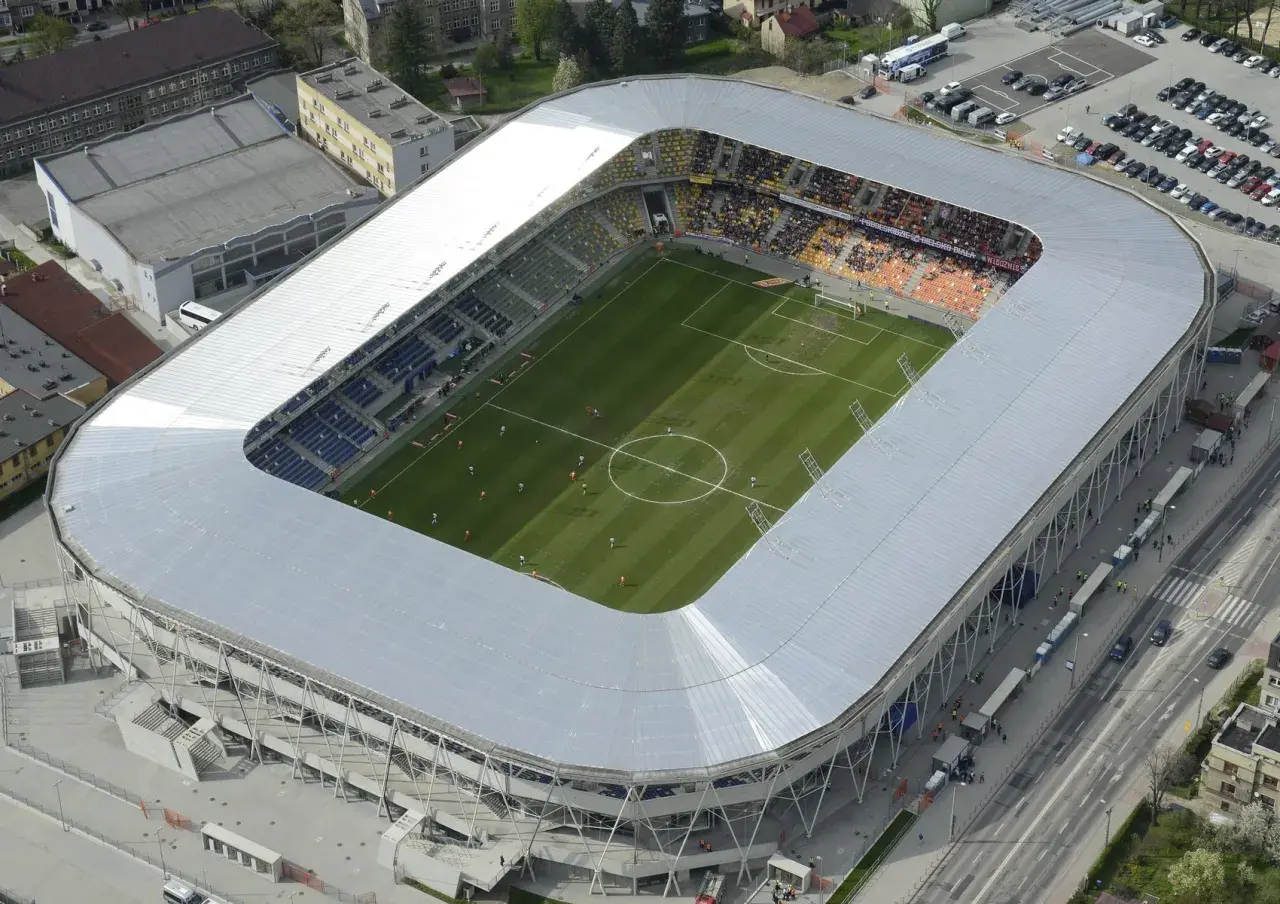 Widok z lotu ptaka na stadion miejski w Bielsku-Białej podczas meczu.