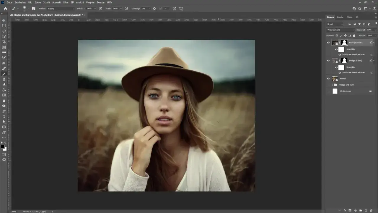 Ritratto di donna con cappello, in editing con strumento brucia e scherma in Photoshop.