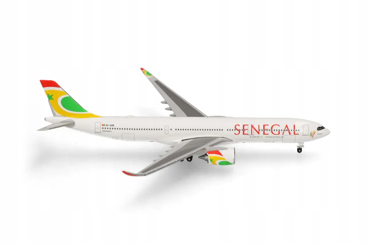 Model samolotu Airbus A330-900neo linii Senegal Airlines z charakterystycznym malowaniem i napisem "SENECAL".