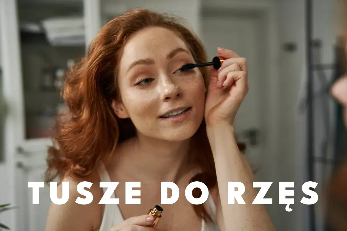 Ruda kobieta z piegami maluje rzęsy tuszem. To ten tusz do rzęs polecany przez blogerki, który daje efekt wow!