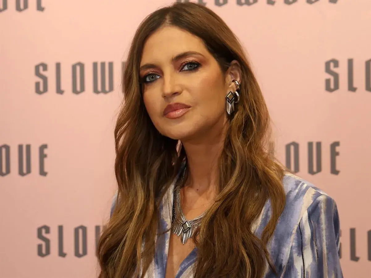 Sara Carbonero, con su mirada intensa y maquillaje llamativo, luce un collar plateado y pendientes geométricos. ¿Qué le ha pasado a Sara Carbonero para lucir así?