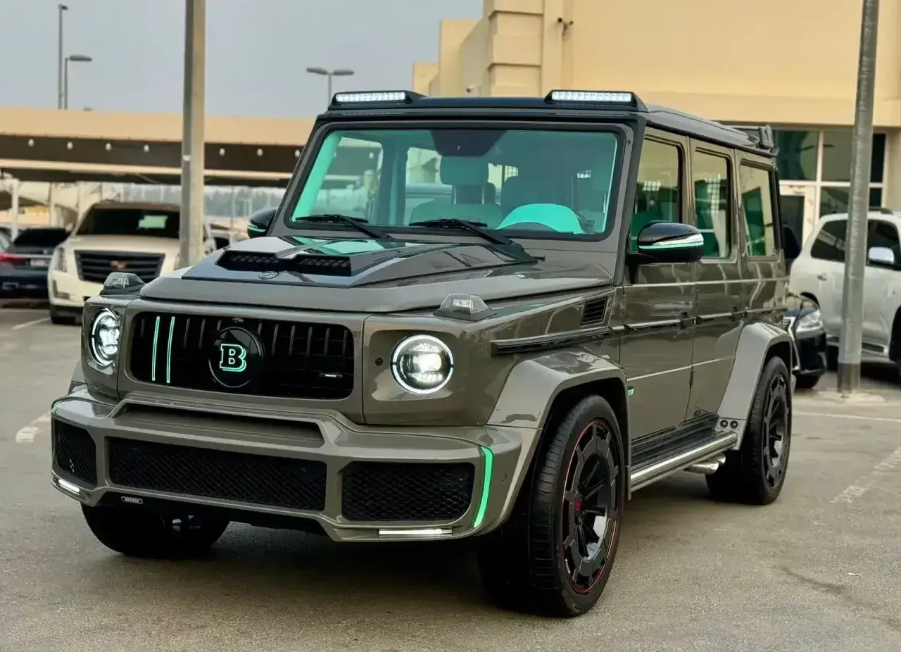 Szary Mercedes Brabus z neonowo-zielonymi akcentami i podświetlanym logo "B" na grillu.