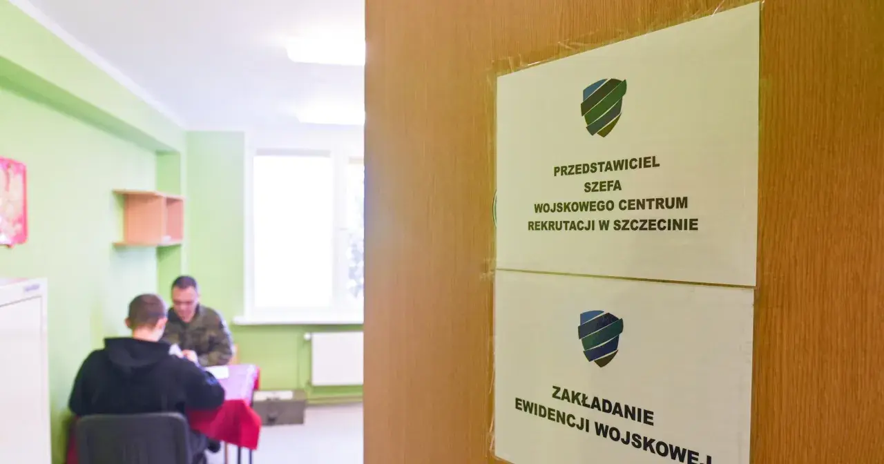 Wojewódzkie Centrum Rekrutacji w Szczecinie. Młody mężczyzna przechodzi kwalifikację wojskową, siedząc naprzeciwko urzędnika.