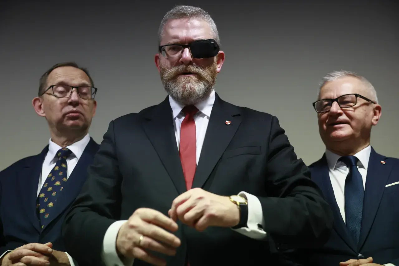Trzech mężczyzn w garniturach. Lider z opaską na oku, zastanawia się, czy Konfederacja Korony Polskiej planuje samodzielny start w wyborach.