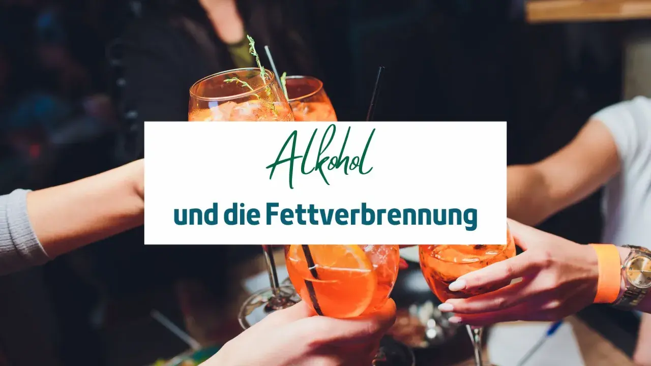 Hände stoßen mit Cocktails an. Text: "Alkohol und die Fettverbrennung". Wie lange stoppt Alkohol die Fettverbrennung?