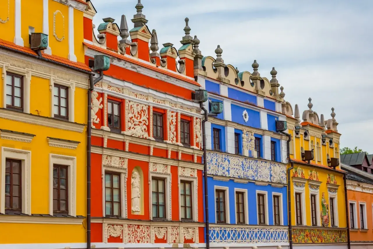 Kolorowe kamienice na Rynku w Zamościu, wpisane na listę **obiektów UNESCO w Polsce**, zachwycają renesansową architekturą.