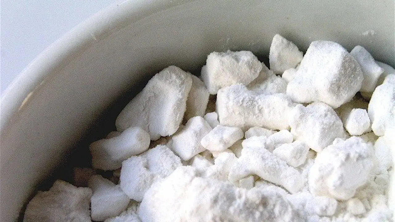 Cumuli bianchi e soffici, simili a zucchero, in una ciotola. Le loro proprietà sembrano invitanti.