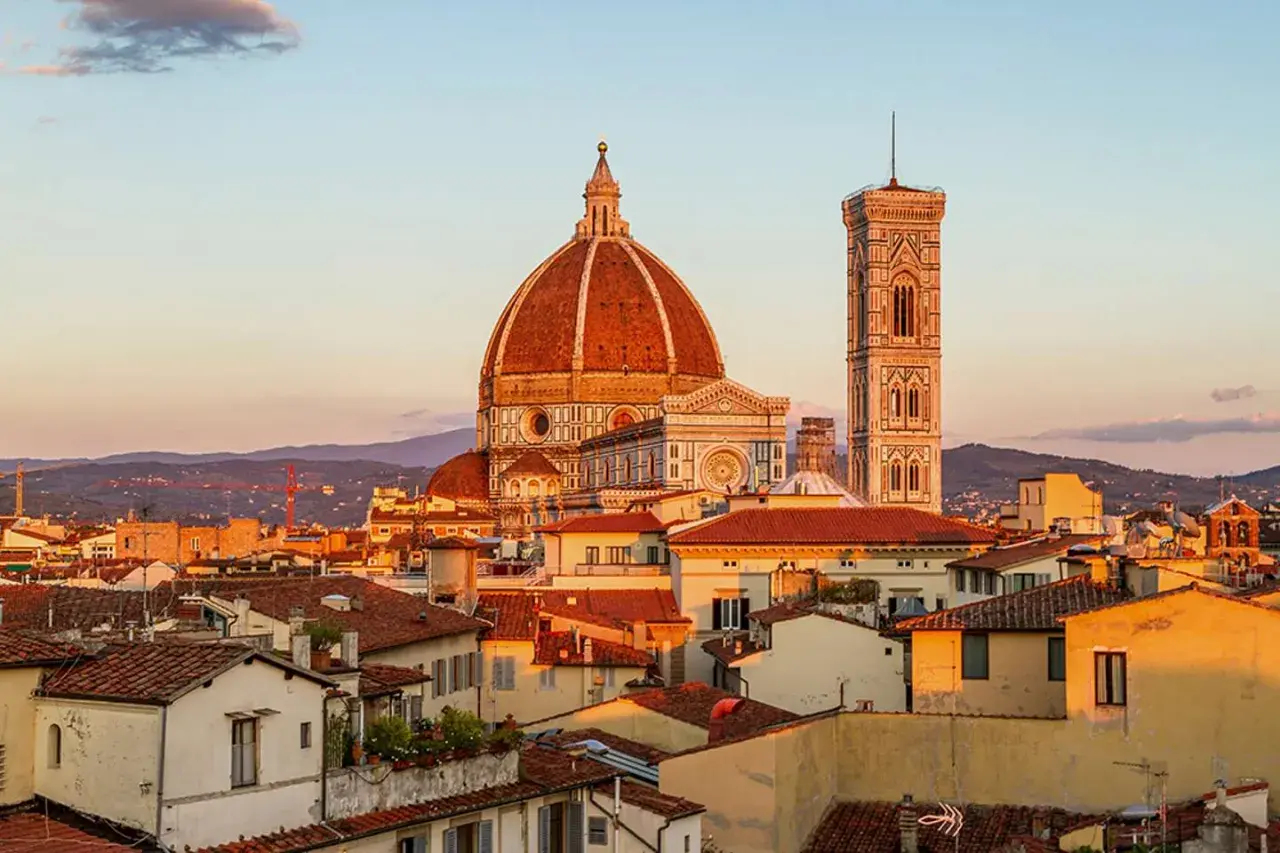 Firenze: Duomo e Campanile di Giotto, un'icona da ammirare. Scopri cosa vedere a Firenze in 2 giorni gratis, tra tetti rossi e panorami mozzafiato.
