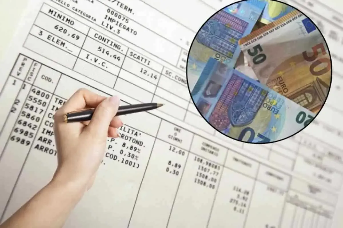 Busta paga con mano che indica voci e banconote in euro. Un promemoria sulle detrazioni lavoro dipendente.
