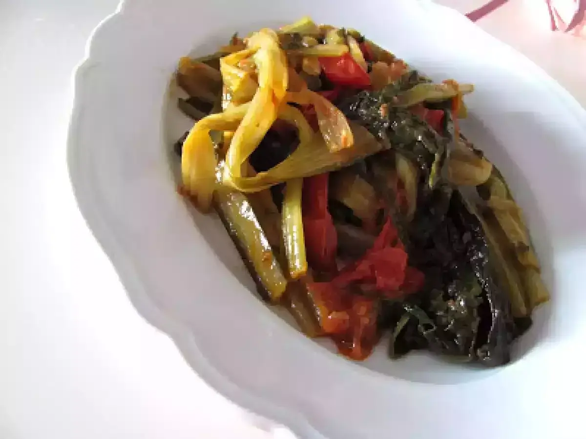 Cicoria in padella con pomodoro, un contorno saporito e salutare, pronto per essere gustato.