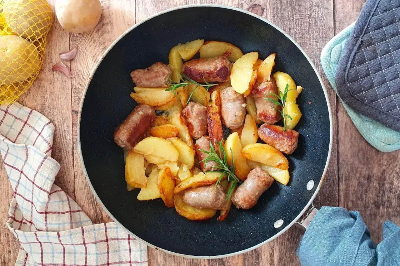 Salsiccia e patate in padella, un piatto rustico e saporito, con rosmarino fresco.
