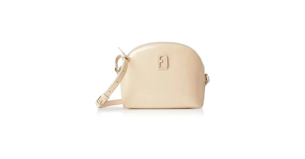 Beżowa torebka na ramię marki Furla, z charakterystycznym logo. Furla to włoska marka znana z eleganckich akcesoriów.