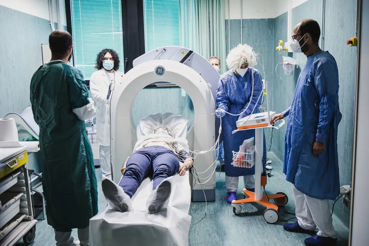 Personale medico in sala PET, un ambiente dove la dedizione del medico nucleare stipendio è fondamentale per la salute.