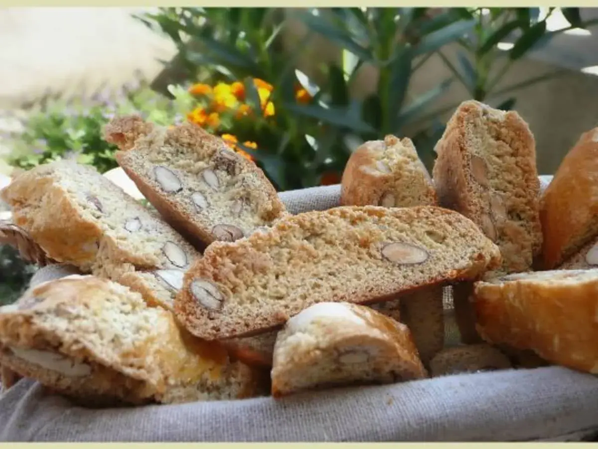 Délicieux cantuccini moelleux aux amandes, parfaits pour accompagner un café. Une recette facile à réaliser.