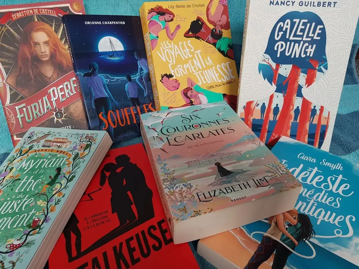 Pile de livres pour adolescents aux couvertures colorées et intrigantes, prêts à emporter les jeunes lecteurs dans des aventures fantastiques.