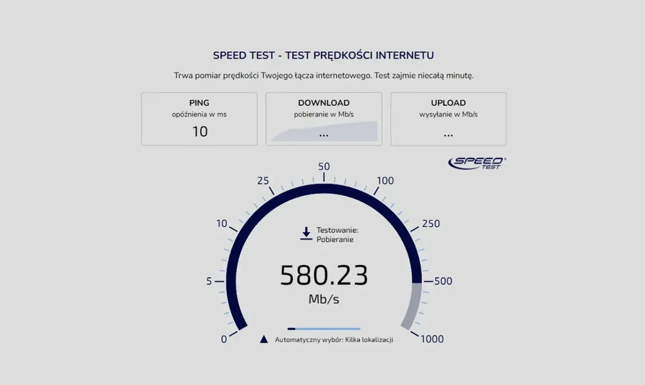 Wynik testu prędkości internetu: pobieranie 580.23 Mb/s, ping 10 ms.