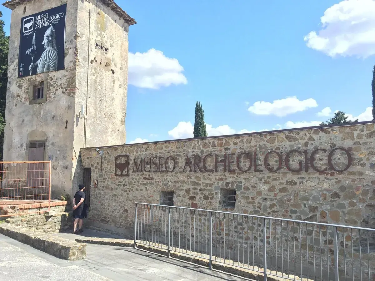 Museo Archeologico di Carmignano: un tesoro da scoprire. Un uomo si avvicina all'ingresso di questo luogo storico.