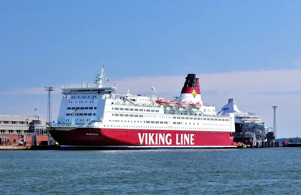 Prom Mariella Viking Line gotowy do rejsu do Finlandii. Statek cumuje przy nabrzeżu w słoneczny dzień.