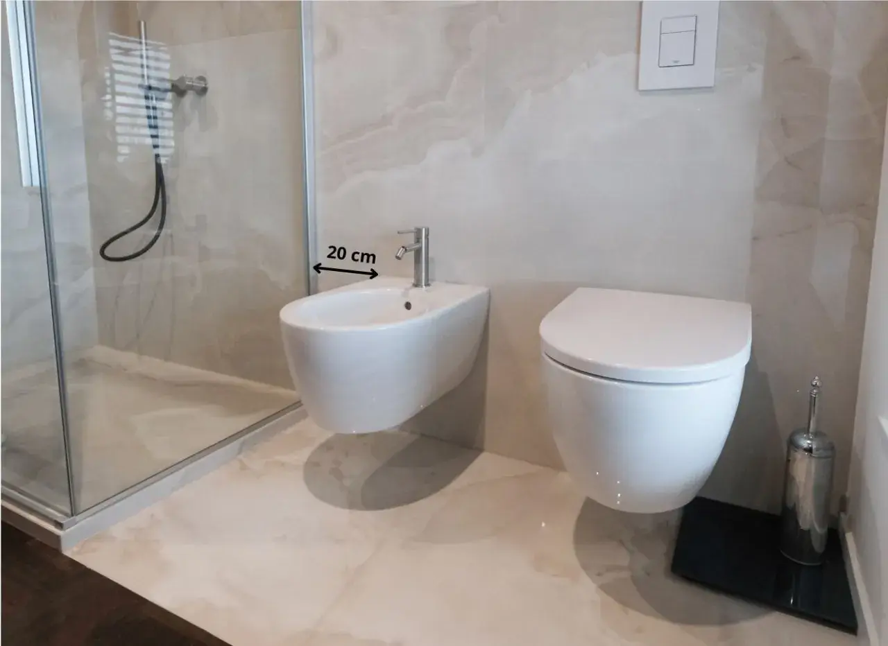 Bagno moderno con bidet e WC sospesi. Misura 20 cm tra i sanitari per un'installazione ottimale.