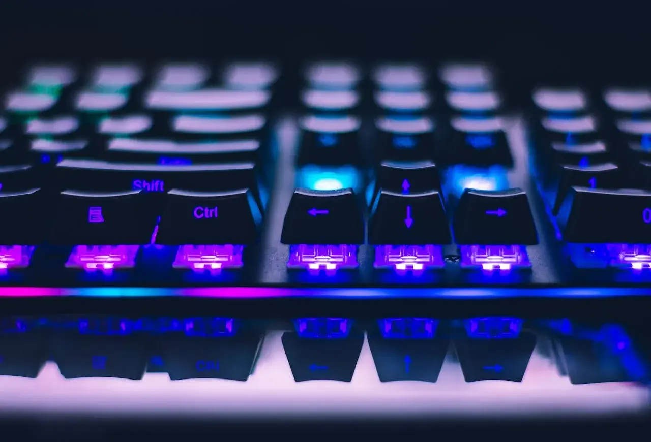 Klawiatura gamingowa z fioletowym i niebieskim podświetleniem. Idealna do gry w Fortnite, spełniając wszystkie wymagania sprzętowe.