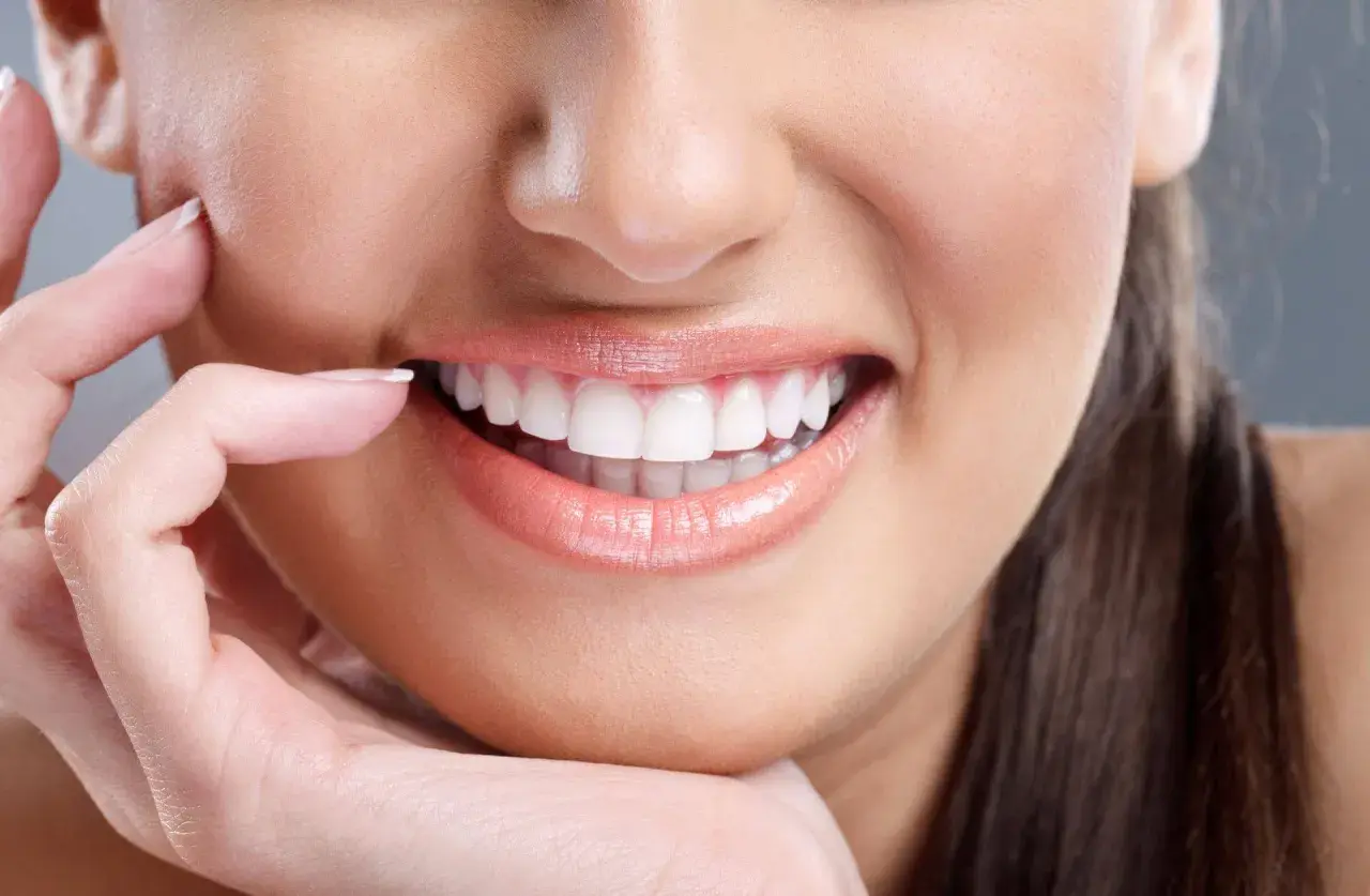 Sorriso smagliante, ma cosa non fare dopo la pulizia dei denti? Evita cibi e bevande coloranti per mantenere il bianco.