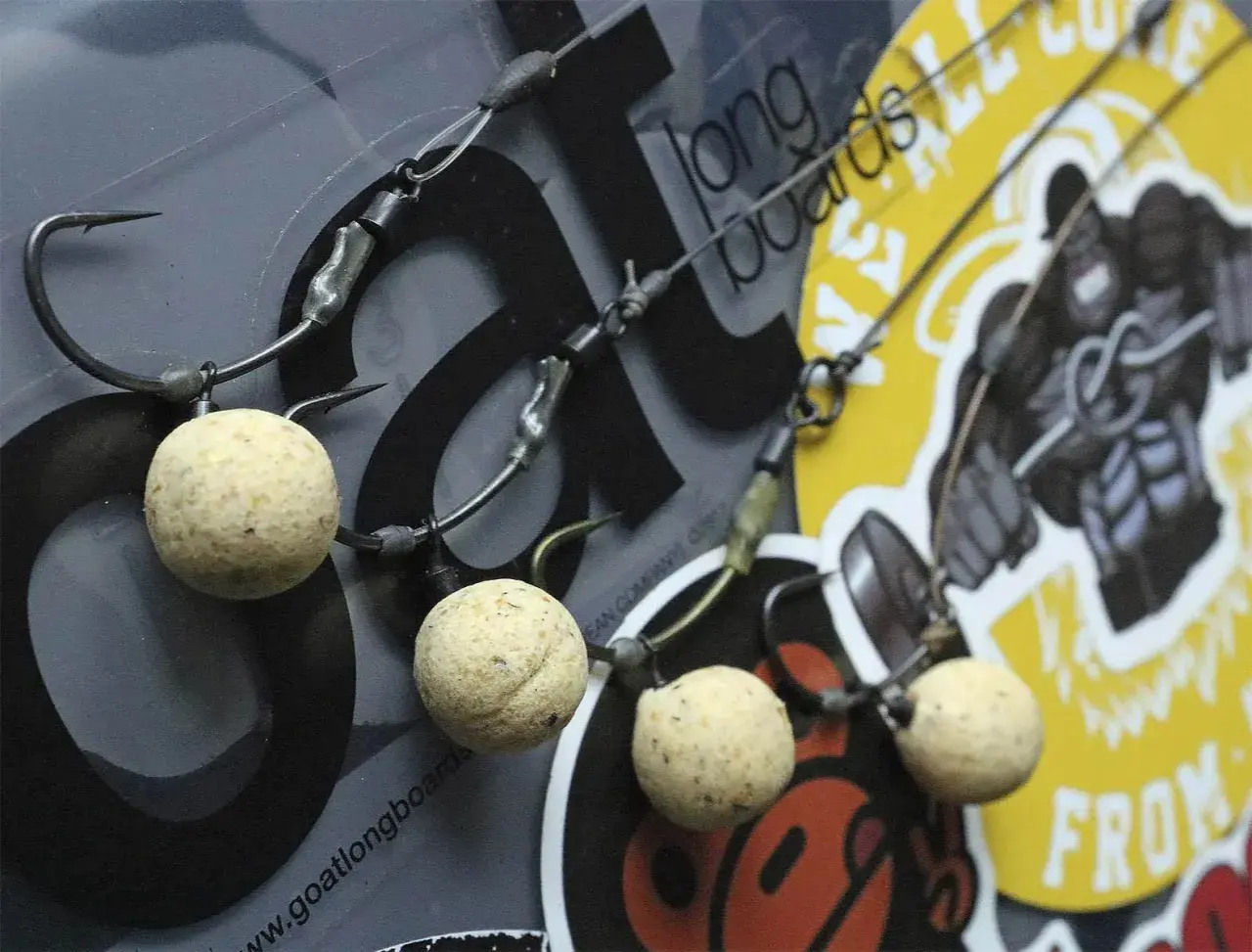 Ein **german rig** mit drei Boilies und scharfen Haken, bereit für den Ansitz.